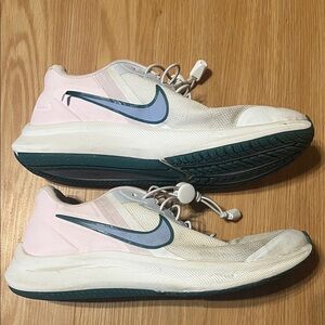 Nike Girls pale pink, white Star Runner Sneakers, size kids 5